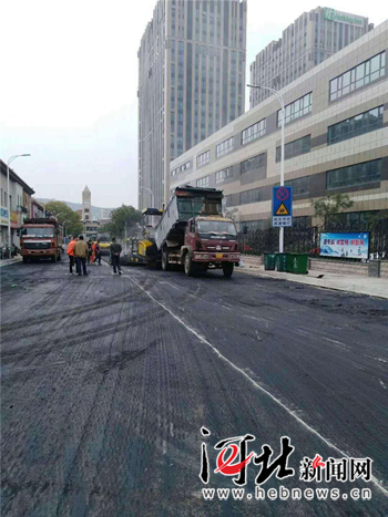 10月21日,张家口市内首条融雪沥青道路完成试验性铺装施工.