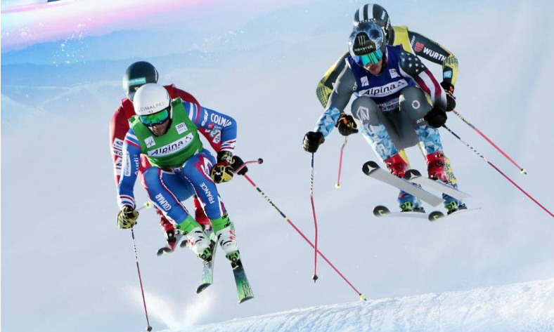 冬奥百科自由式滑雪障碍追逐肩并肩的高速较量